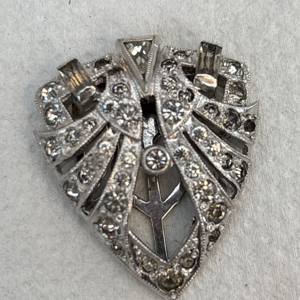 Vintage SINGLE KTF TRIFARI DRESS FUR CLIP ‎ Clear Rhinestones 3 Opaque Prongs